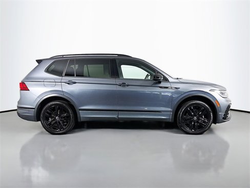 Certified 2022 Volkswagen Tiguan SE R-Line image 8