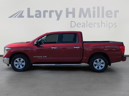 Used 2018 Nissan Titan SV w/ SV Convenience Package image 2