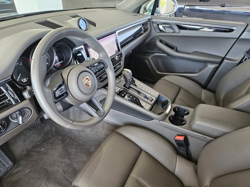 Certified 2025 Porsche Macan image 4