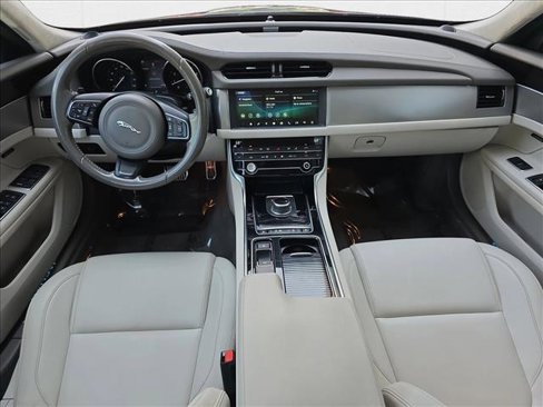 Used 2020 Jaguar XF Premium image 9