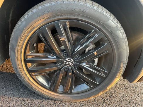 Used 2022 Volkswagen Tiguan SE R-Line image 25