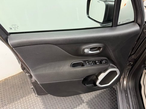 Used 2020 Jeep Renegade Latitude w/ Cold Weather Group image 17