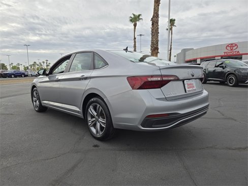 Used 2024 Volkswagen Jetta SE image 3