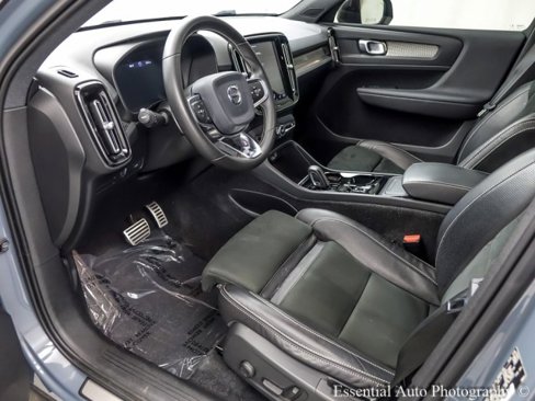 Used 2020 Volvo XC40 T4 R-Design image 13