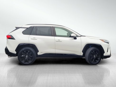 Used 2022 Toyota RAV4 SE image 3