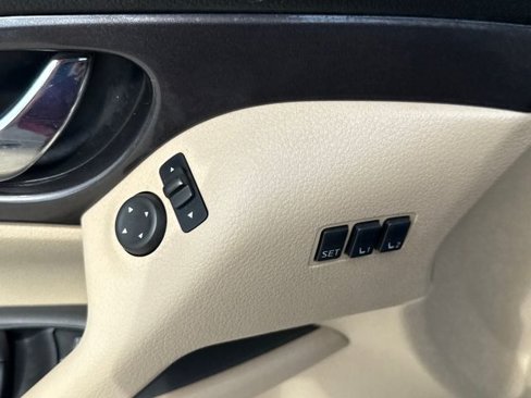 Used 2020 Nissan Rogue SV w/ Premium Package image 32