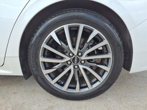 Used 2017 Lincoln Continental Select image 22