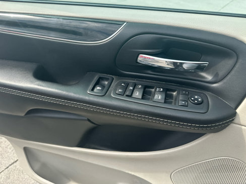 Used 2018 Dodge Grand Caravan SXT image 19