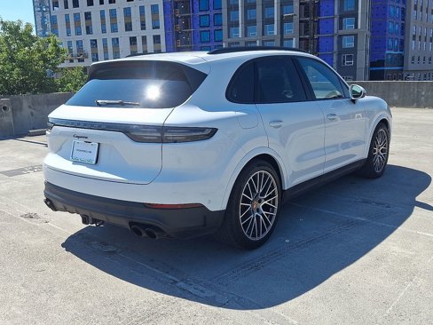 Certified 2023 Porsche Cayenne Platinum Edition image 8