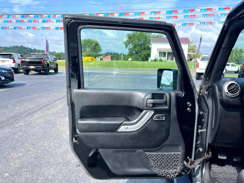 Used 2016 Jeep Wrangler Unlimited Sahara w/ Connectivity Group image 10
