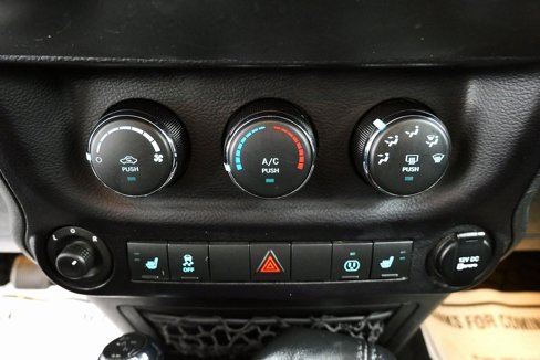 Used 2015 Jeep Wrangler Unlimited Sahara image 25