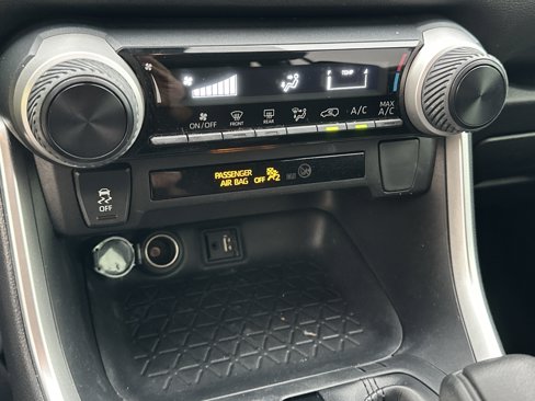 Used 2019 Toyota RAV4 LE image 18