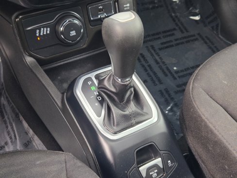 Used 2020 Jeep Renegade Latitude w/ Cold Weather Group image 28