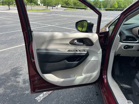 Used 2022 Chrysler Voyager LX image 16