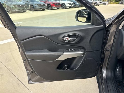 Used 2018 Jeep Cherokee Latitude Plus w/ Comfort/Convenience Group image 18