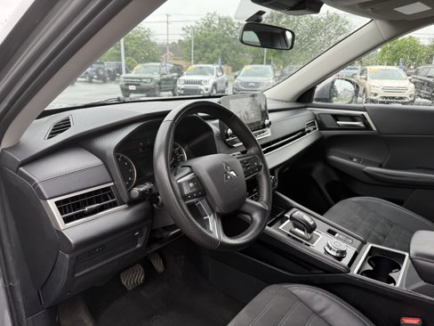Used 2023 Mitsubishi Outlander SE image 14