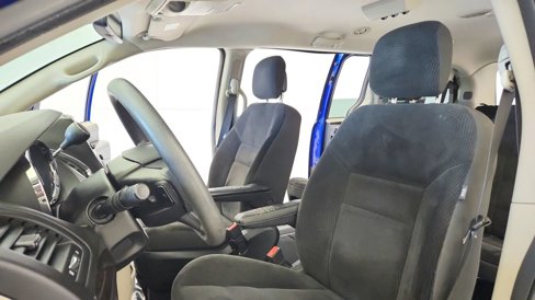 Used 2018 Dodge Grand Caravan SE w/ UConnect Hands-Free Group image 25