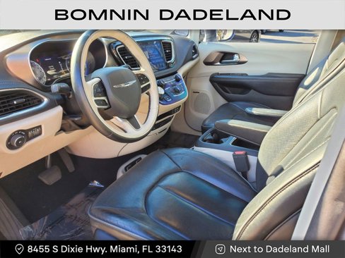 Used 2017 Chrysler Pacifica Limited image 16
