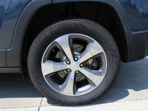Used 2019 Jeep Cherokee Limited w/ Luxury Group image 10