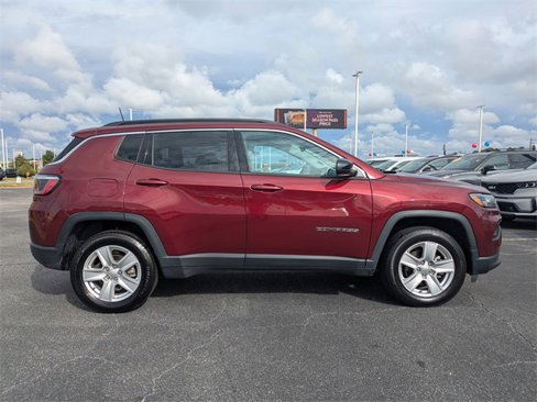 Used 2022 Jeep Compass Latitude image 2