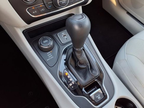 Used 2019 Jeep Cherokee Limited image 12