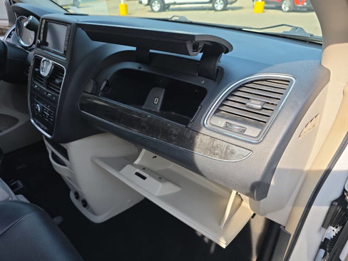 Used 2016 Chrysler Town & Country Touring w/ Driver Convenience Group image 23