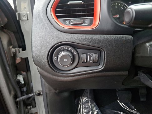 Used 2021 Jeep Renegade Trailhawk image 24