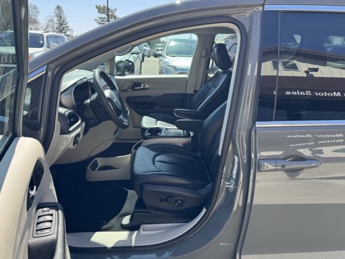 Used 2023 Chrysler Pacifica Touring-L image 13