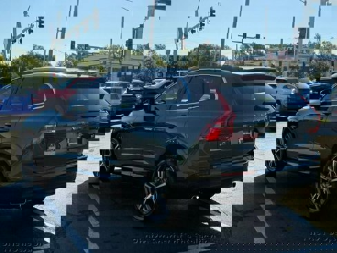 Used 2018 Volvo XC60 T6 Momentum w/ Vision Package image 12
