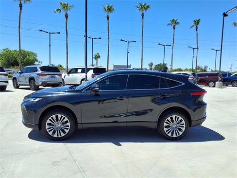 Used 2023 Toyota Venza Limited image 2