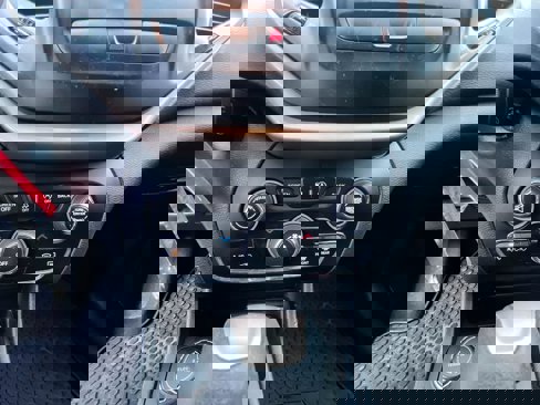 Used 2018 Jeep Cherokee Latitude w/ Cold Weather Group image 19