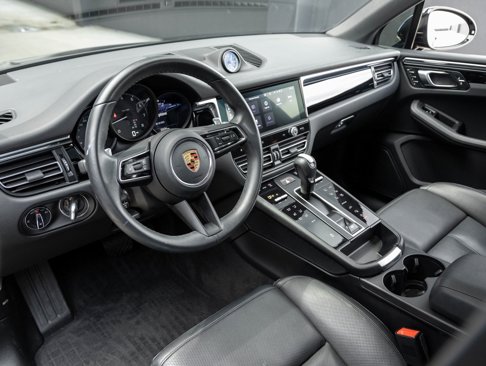 Certified 2024 Porsche Macan image 4