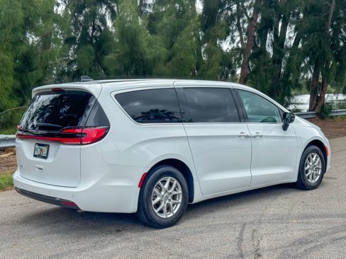Used 2024 Chrysler Pacifica Touring-L image 6