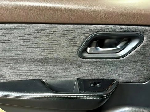 Used 2021 Nissan Rogue SV image 12