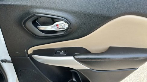 Used 2017 Jeep Cherokee Limited image 14