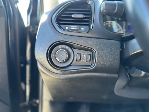 Used 2017 Jeep Renegade Altitude image 26