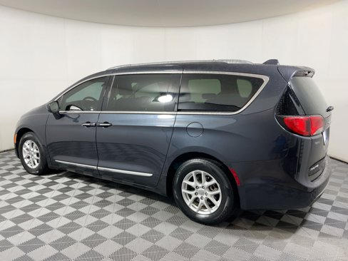 Used 2020 Chrysler Pacifica Touring-L w/ Advanced Safetytec Group image 2
