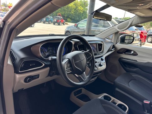 Used 2020 Chrysler Voyager LX image 9