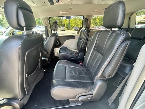 Used 2016 Chrysler Town & Country Touring image 13