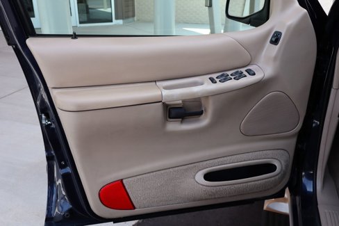Used 2000 Ford Explorer Eddie Bauer image 24