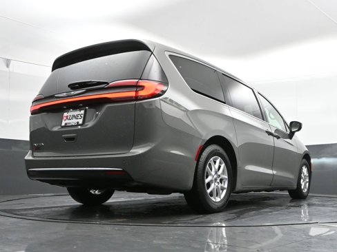 Used 2023 Chrysler Pacifica Touring-L image 46