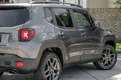 Used 2021 Jeep Renegade Latitude w/ Sun & Sound Group image 18