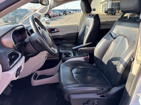 Used 2018 Chrysler Pacifica Touring-L image 16