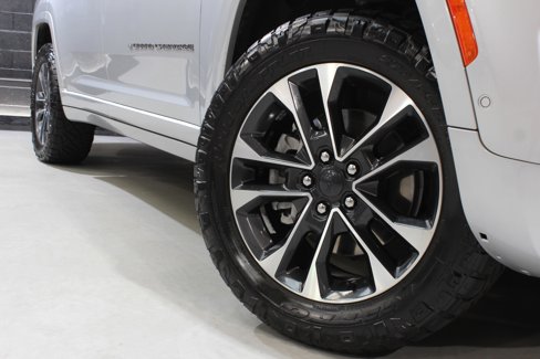 Used 2021 Jeep Grand Cherokee L Overland w/ Advanced Protech Group III image 17