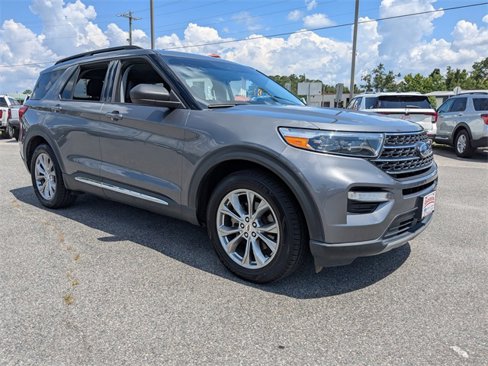 Used 2022 Ford Explorer XLT w/ Equipment Group 202A image 2