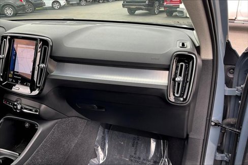 Used 2022 Volvo XC40 T5 Momentum image 23