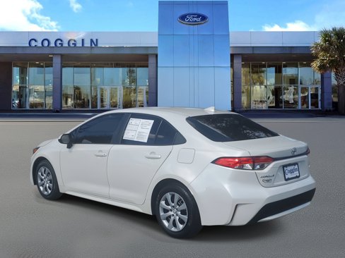 Used 2021 Toyota Corolla LE image 2