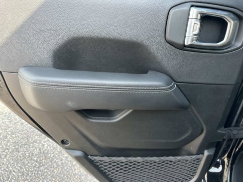 Used 2022 Jeep Wrangler Unlimited Sahara image 16