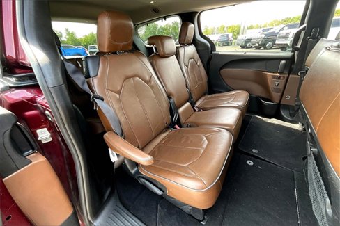 Used 2018 Chrysler Pacifica Limited image 25