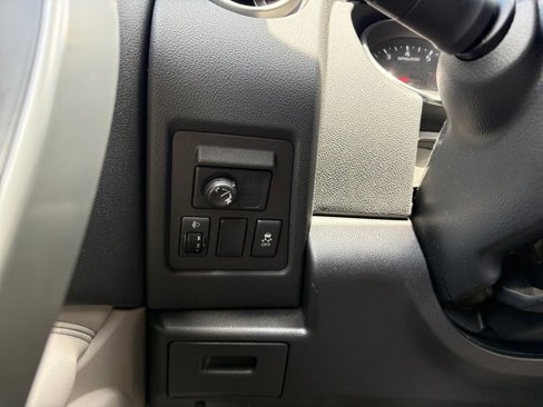 Used 2012 Nissan Rogue SL image 4